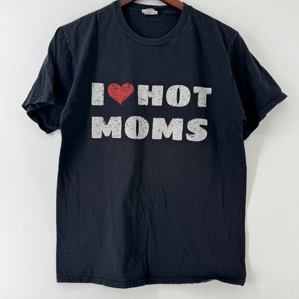 Gildan I Heart Hot Moms Black Graphic T-Shirt Mens Medium Short Sleeve Humor